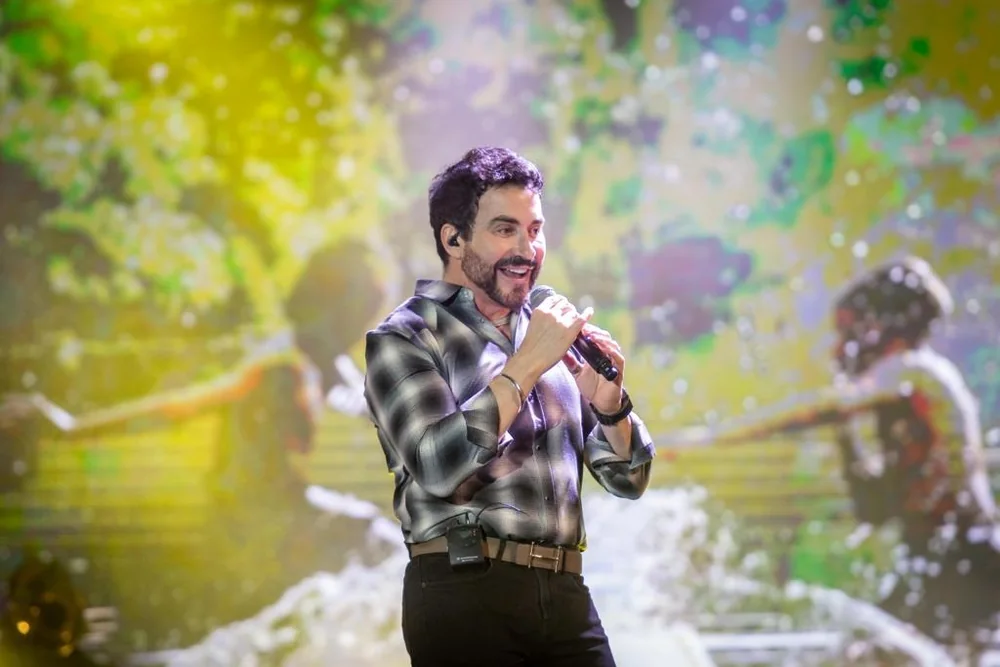 Padre Fábio de Melo cantando