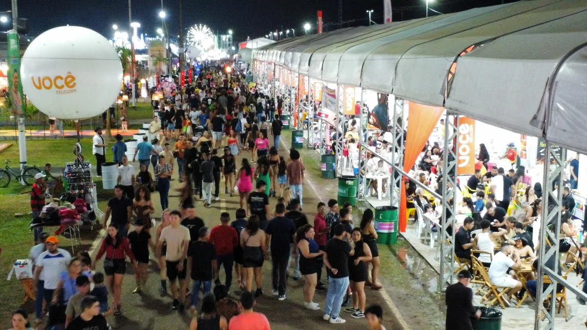 Público circulando entre os pavilhões comerciais da Expofeira 2025