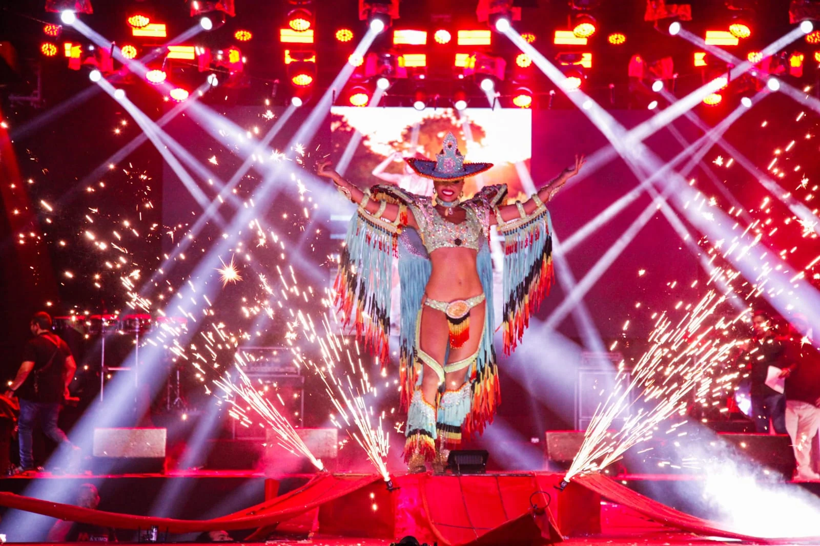 Rainha da Expofeira em apresentação no palco