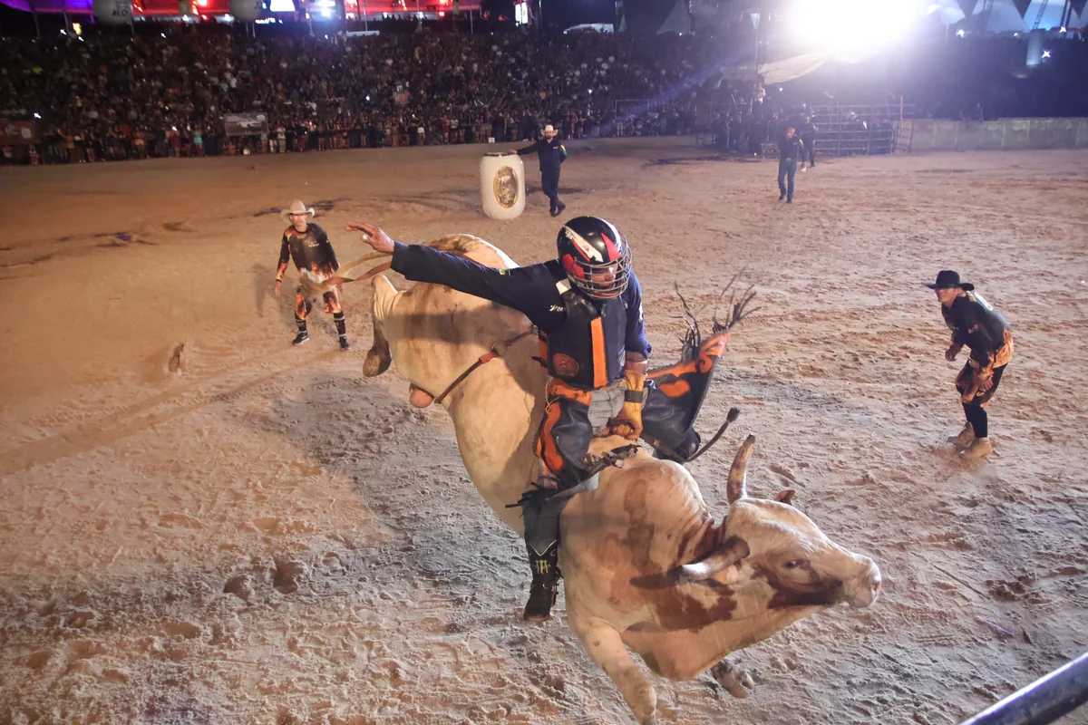 Competição de rodeio na Expofeira 2025