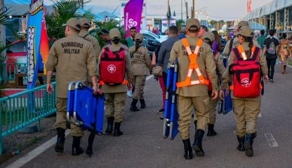 Equipes de emergência percorrem a área da Expofeira