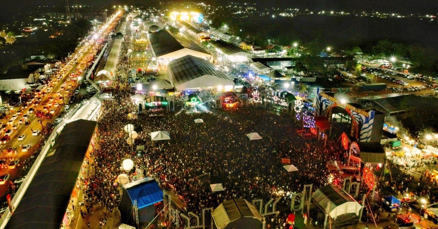 Vista aérea da Expofeira com grande circulação de público no parque de exposições