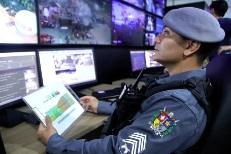 Agente acompanha câmeras no centro de monitoramento