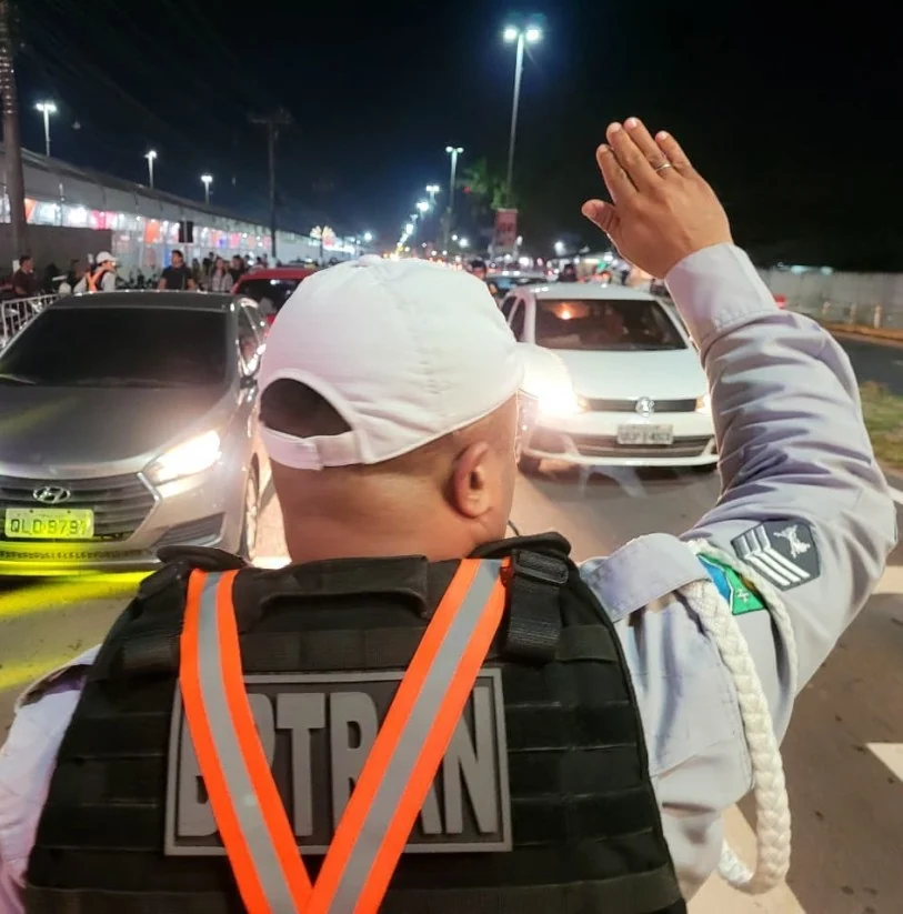 Agente orienta o trânsito nas proximidades da Expofeira