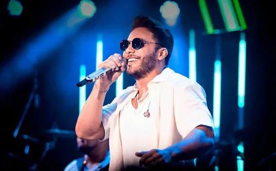 Wesley Safadão cantando